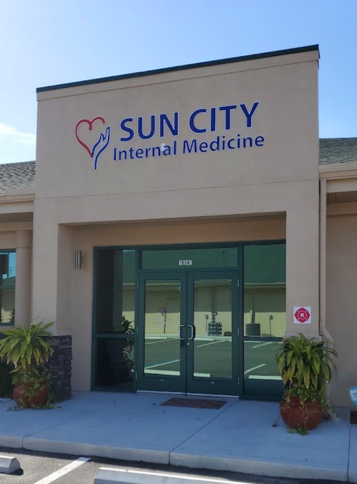 Front entrance of Sun City Internal Medicine on US Highway 301 in Wimauma, FL